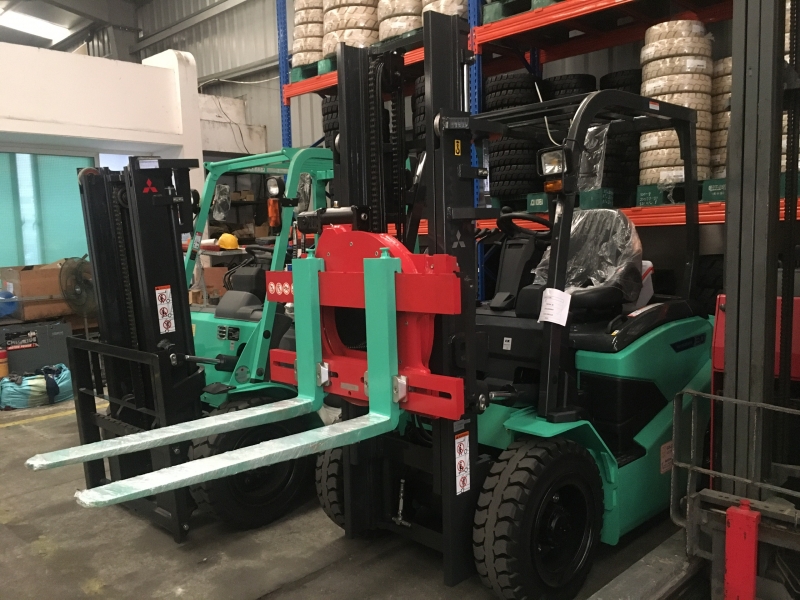 Xe nâng điện ngồi lái 3 tấn Mitsubishi với phụ kiện Rotator (Càng xoay 360 độ)