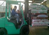 Những nguyên tắc đảm bảo an toàn khi điều khiển xe nâng hàng chui container